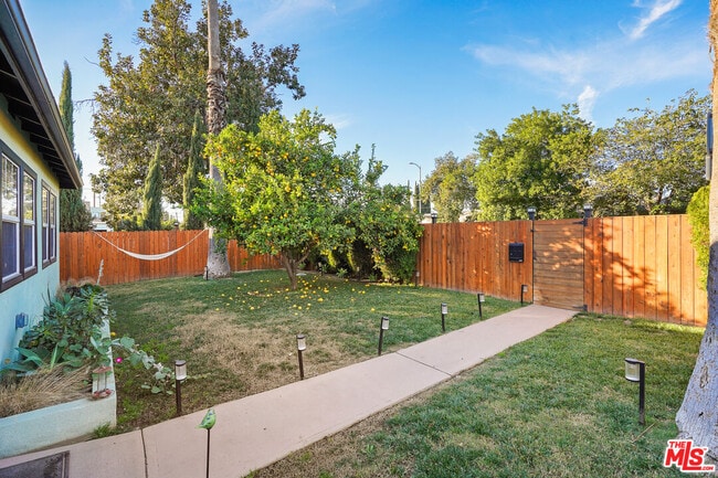 Photo - 14828 Saticoy St