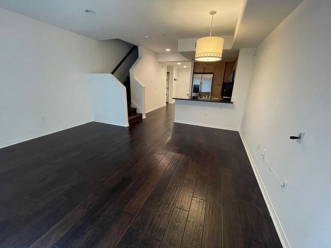 Photo - 931 E Walnut St Unit 213