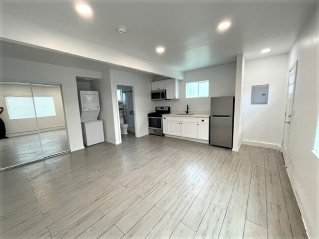 Photo - WONDERFUL NEWER STUDIO UNIT IN QUIET LONG BEACH NEIGHBORHOOD