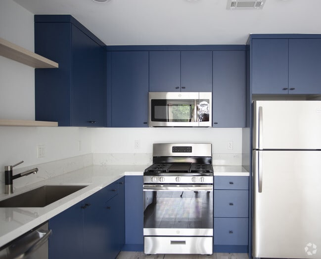 2BR, 2BA-950 SF - The Lex @ 4522 Lexington Apartments