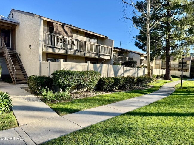 Building Photo - 15266 Campus Park Dr Unit Moorpark Condo