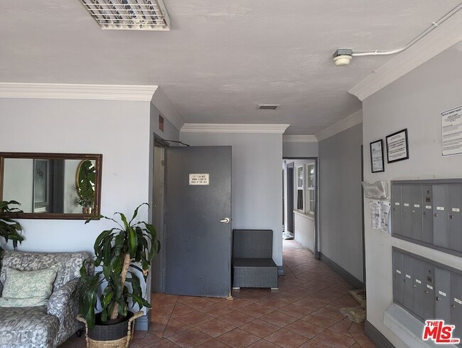 Photo - 615 N Rossmore Ave