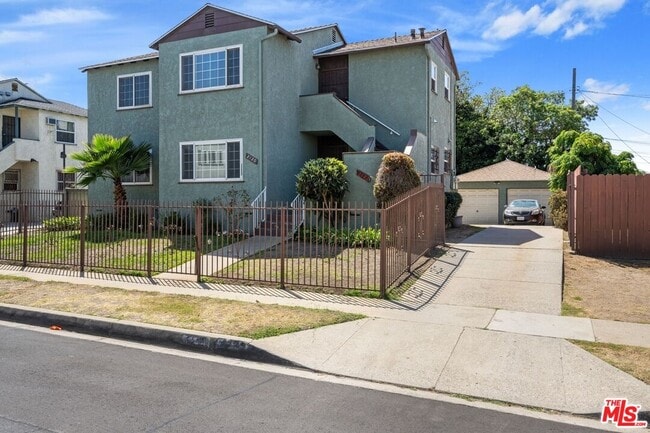 Photo - 2122 W 102nd St House