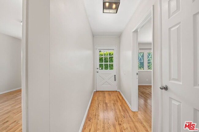 Photo - 15328 Vose St