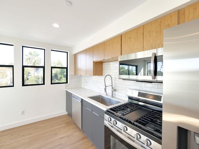 Photo - Massive 4 & 5 Bed Luxury Townhomes Unit #1858 1/2