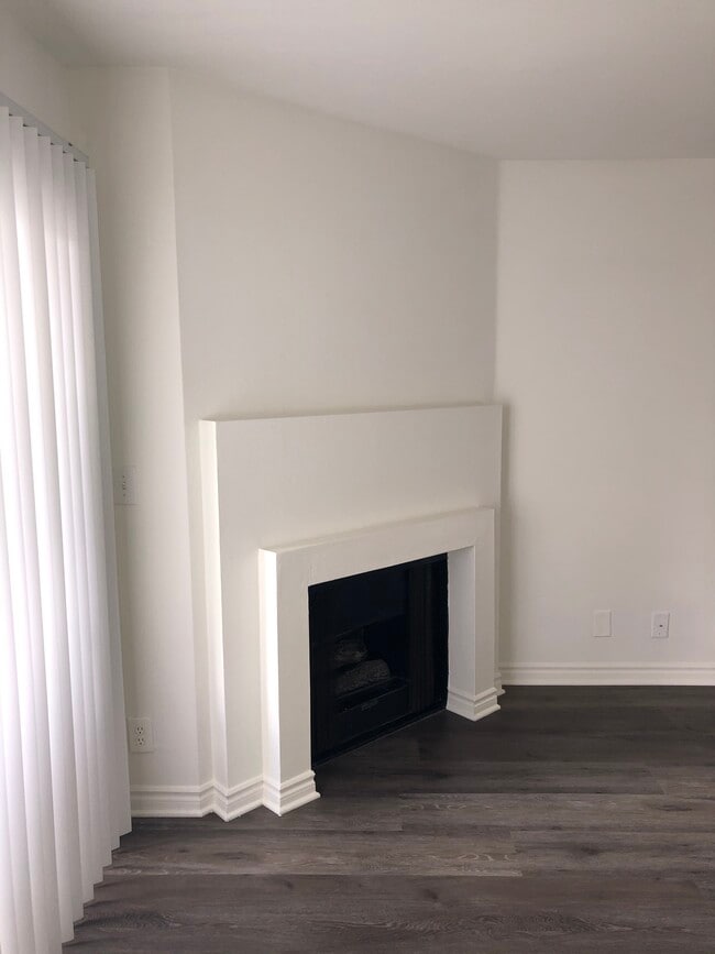 Building Photo - 1200 Mansfield N Ave Unit 307