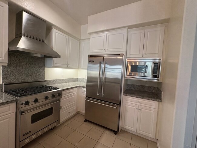 Kitchen - 4050 Glencoe Ave Condo Unit 423