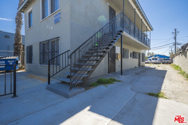 Building Photo - 810 W 62nd St