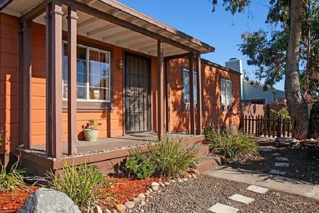 Building Photo - 3 Bedroom House in Paradise Hills