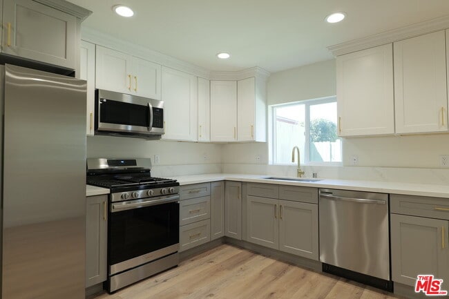 Photo - 1338 W 30th St