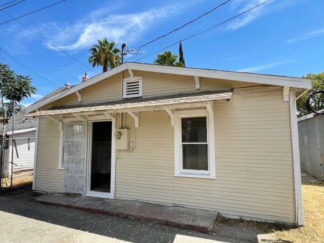 Building Photo - 1726 N Sierra Way Unit 2