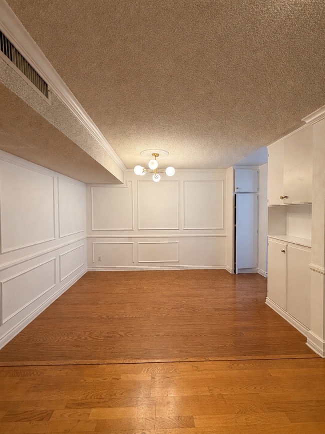 Building Photo - 5429 Newcastle Ave Unit 203