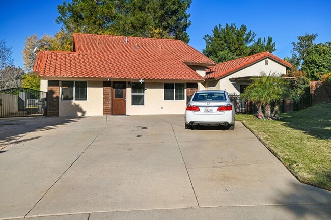 Building Photo - One bedroom One Bath Unit in a quiet Clare... Rental