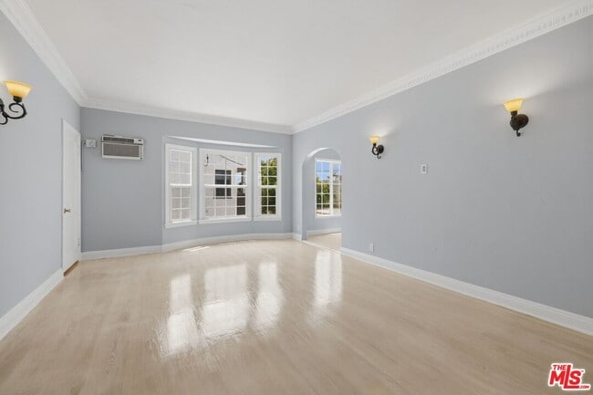 Photo - 437 N Genesee Ave Unit 1/2