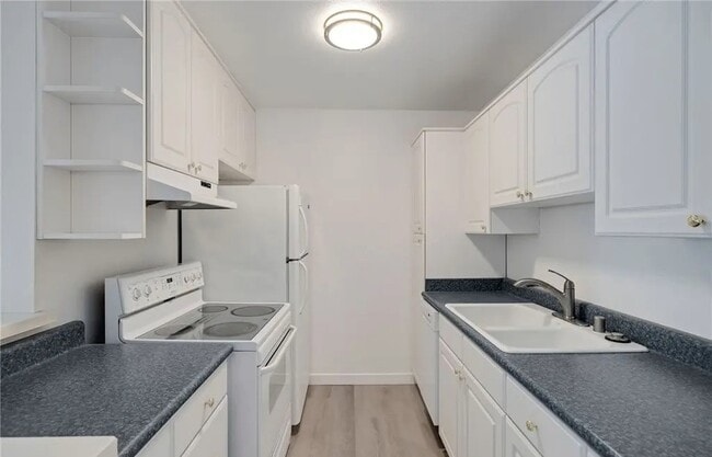 kitchen - 3602 W Estates Ln Unit 306