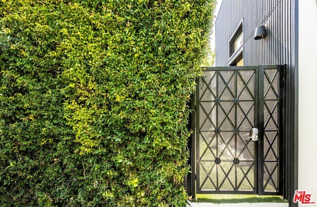 Photo - 8907 Rosewood Ave