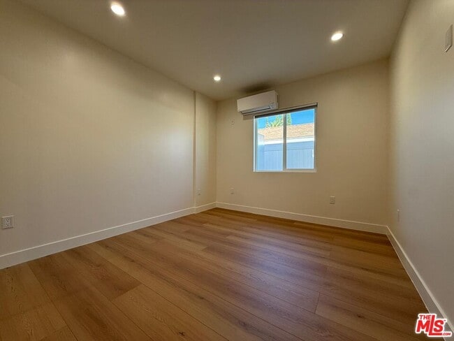 Photo - 19055 Gledhill St