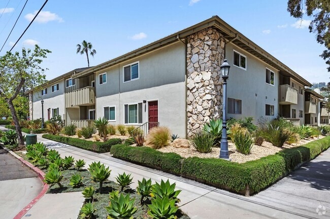 Building Photo - The perfect upstairs location down town Sa... Rental