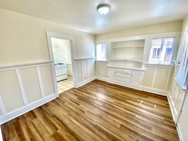 Building Photo - 1032 W 1st St Unit B