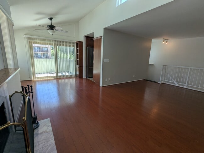 Photo - 22133 Burbank Blvd