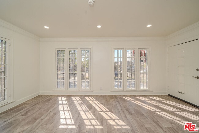 Building Photo - 734 S Gramercy Pl