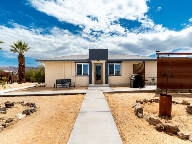 Building Photo - Escape to Your Own Desert Oasis!