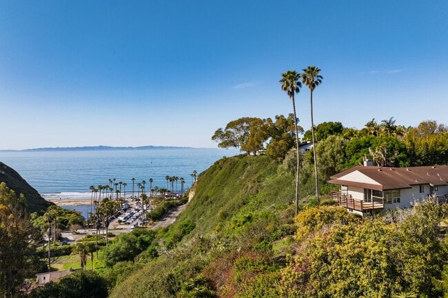 Photo - Coastal cottage in prime location and exceptional views!