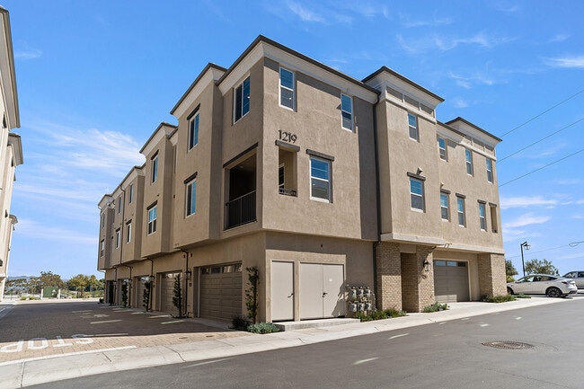 Building Photo - 1219 Sunrise View