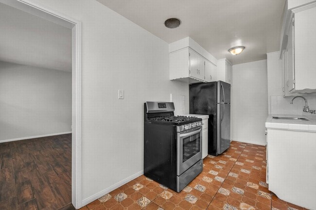 Photo - Charming 1+1 in Baldwin Hills Unit 08