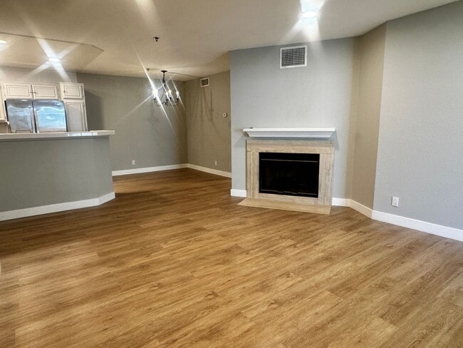 Building Photo - 5837 Oak Bend Ln Unit 208
