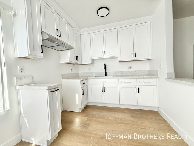 Building Photo - 7310 S Hoover St Unit 5