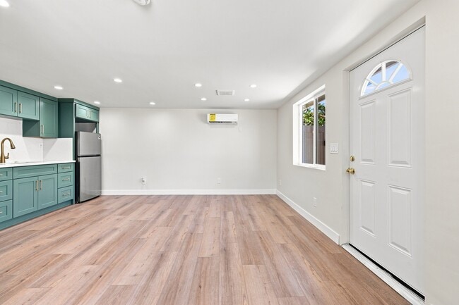 Photo - 801 S Locust Dr