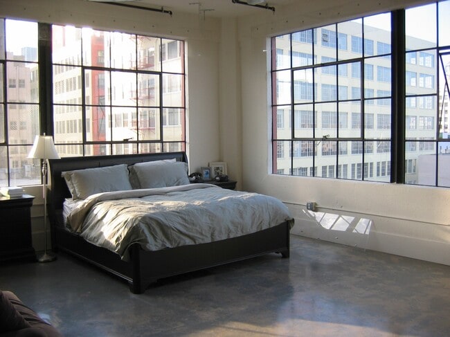 Building Photo - 315 E 8th St Unit #701