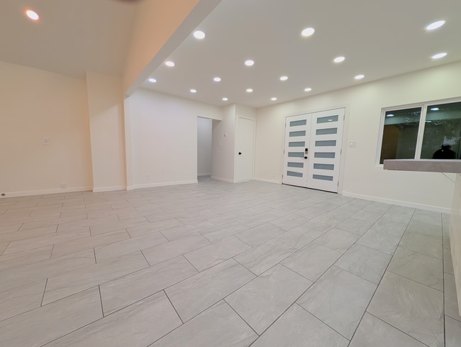 Photo - 18700 Collins St