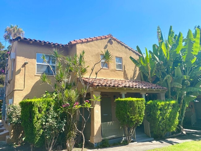 5225 De Longpre Ave - 5225 De Longpre Ave Apartments