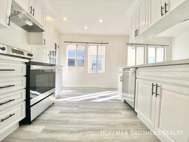 Building Photo - 441 1/2  N Hayworth Ave -A Unit A