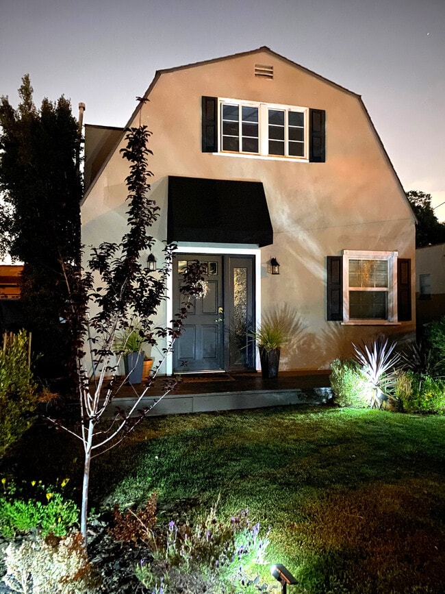 Building Photo - 25612 Lucille Ave Unit A