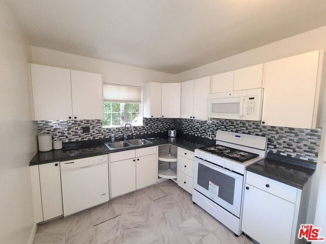 Photo - 18133 Lull St