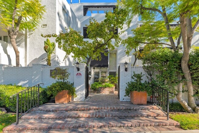 Building Photo - 4950 Louise Ave Unit 208