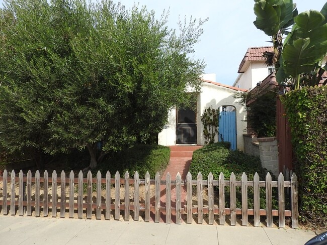 Building Photo - Charming Spanish House with Secluded Yard