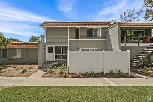 Building Photo - Beautiful Townhome in Mission Viejo