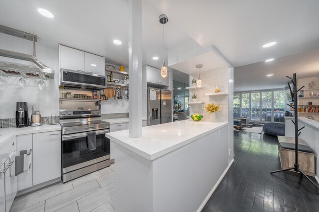 Photo - 1900 Vine St