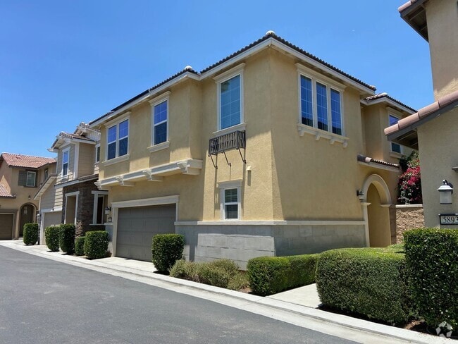 Building Photo - Cozy 3 Bedroom and 2.5 Bath home in Eastvale!