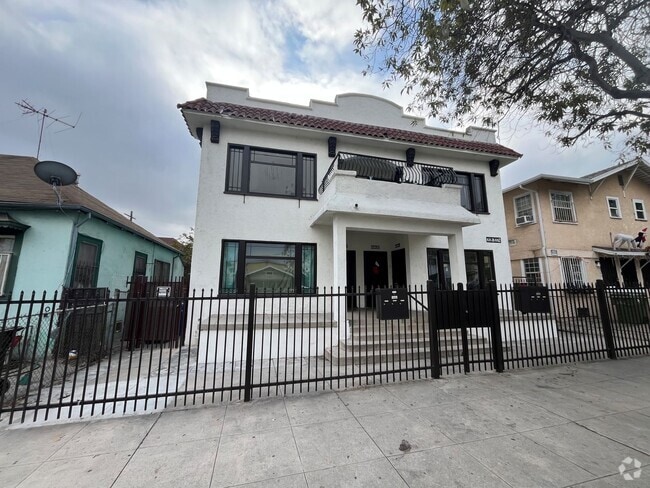 Building Photo - 3rd St Rental