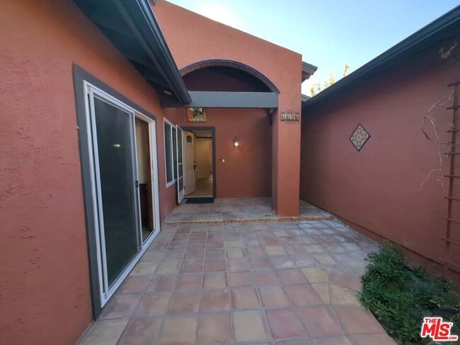 Photo - 6656 Swan St