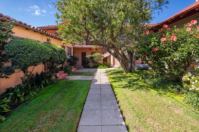 Building Photo - Rare 1 Bedroom in a Fantastic Location wit... Unit 3760