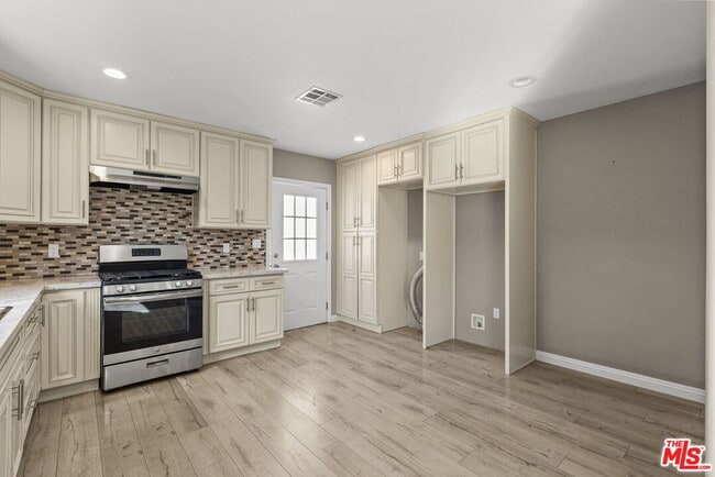 Photo - 6717 Cedros Ave