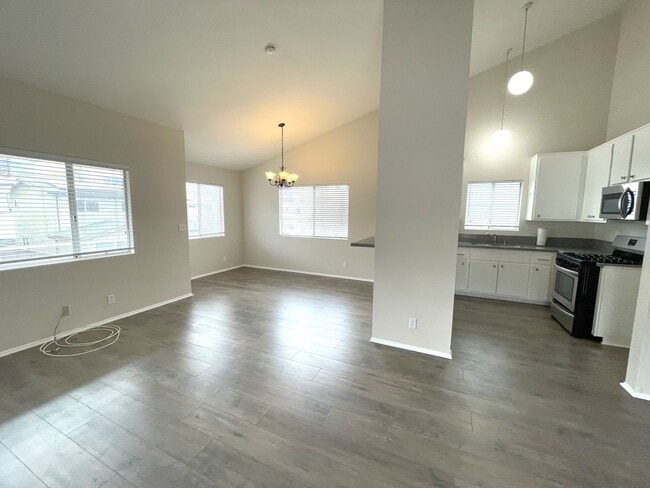 Building Photo - 1158 Cypress Ave Unit A
