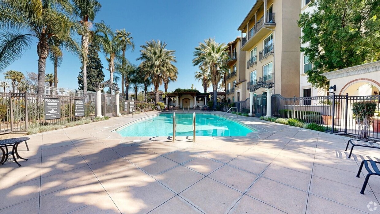 3D Tour - Raincross Promenade