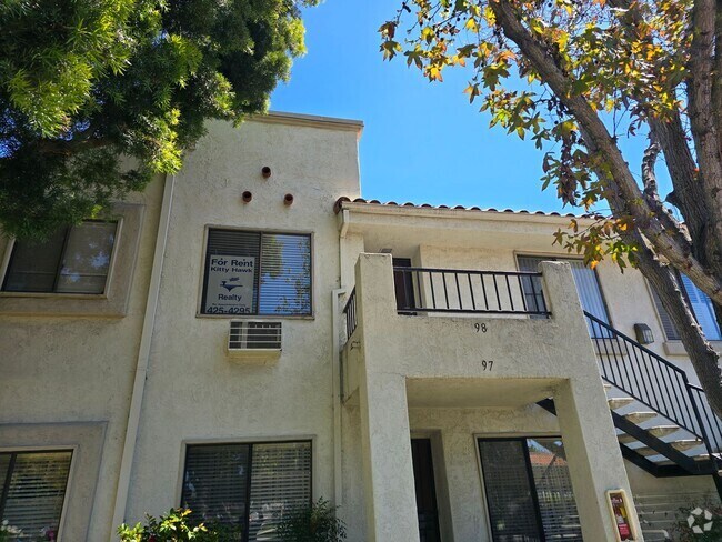 Building Photo - 2 Bed 2 Bath Condo Unit 98